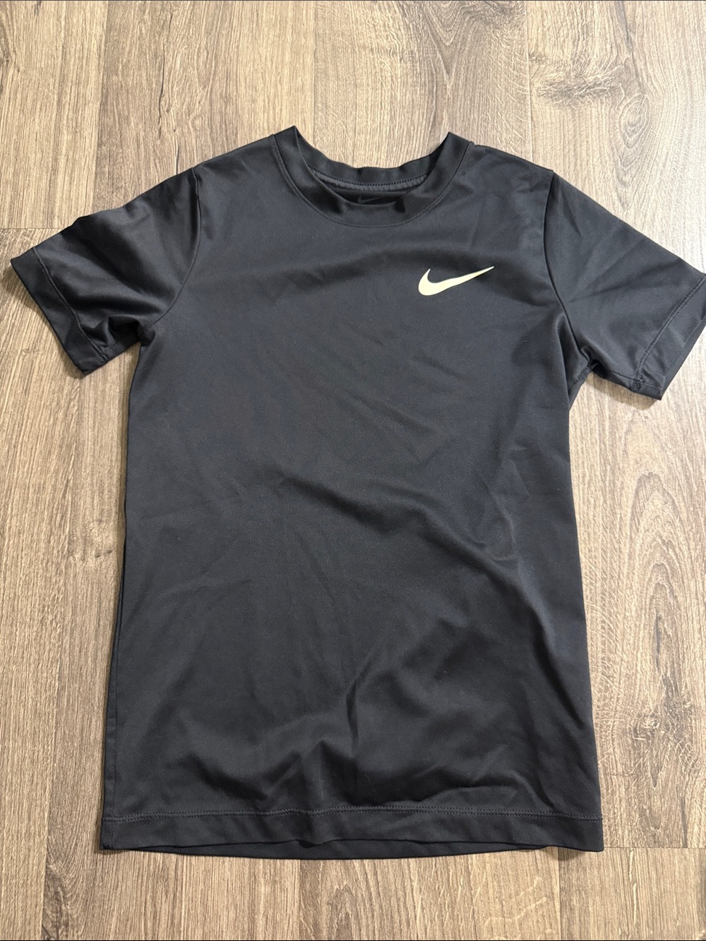 Nike boys youth Black Short Sleeve Crew Neck Tee with Contrasting Swoosh
